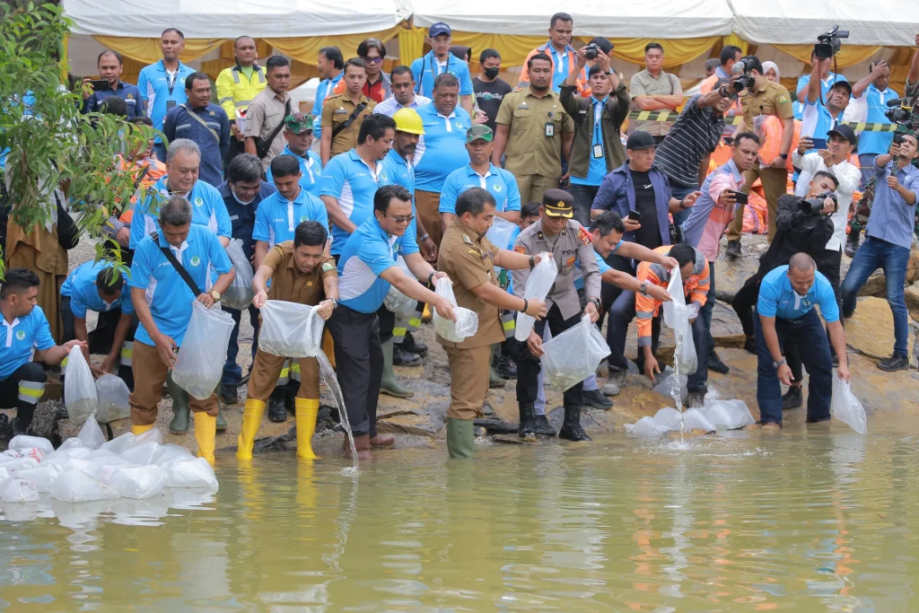 Solusi Bangun Andalas Tanam Ribuan Mangrove dan Lepas Ribuan Bibit Ikan Kakap Putih di Sungai Krueng Raba serta Berikan Edukasi tentang Karst