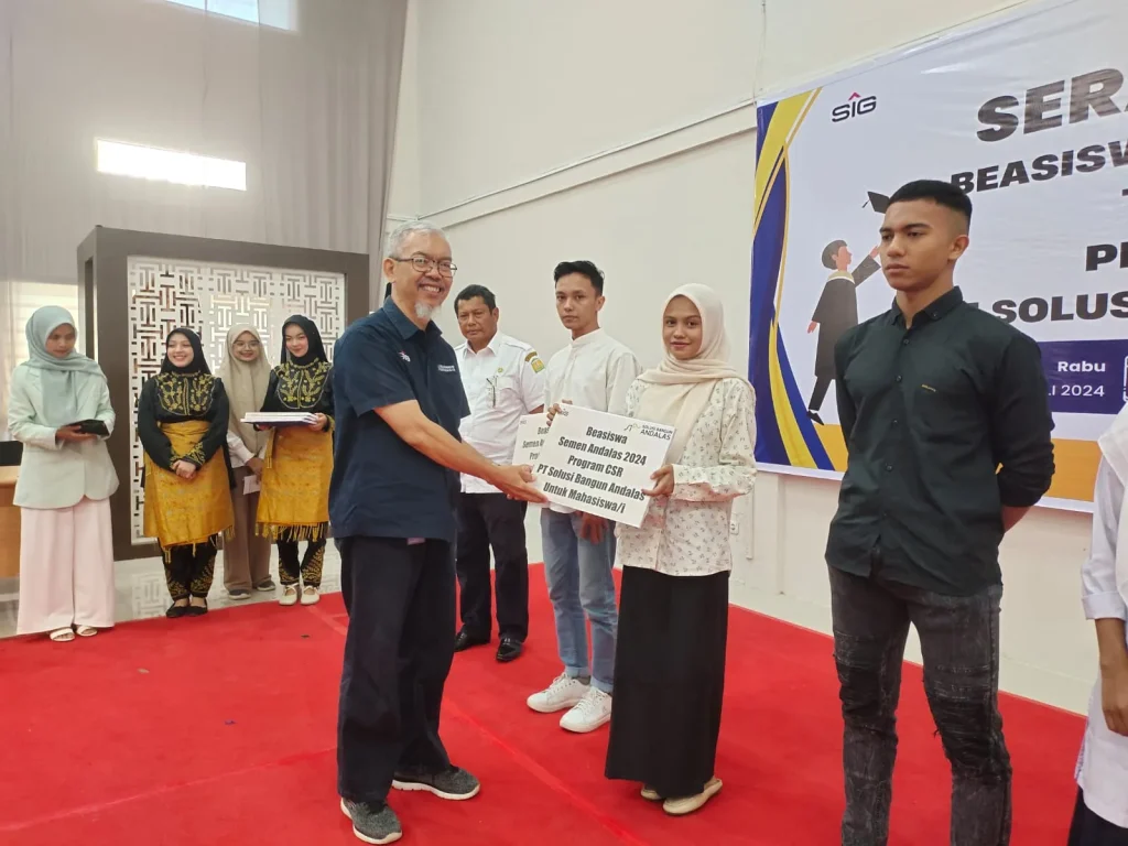 Terus Dukung Program Aceh Carong, PT Solusi Bangun Andalas Serahkan Beasiswa Semen Andalas Tahun 2024 kepada 350 pelajar
