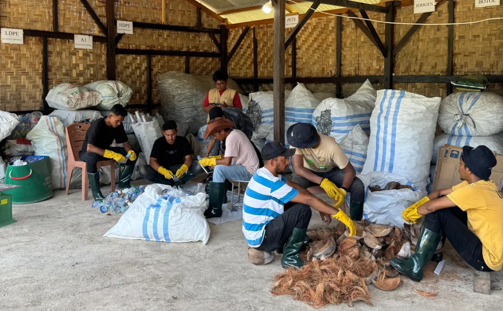 Upaya Bank Sampah Generasi Millenial Bersihkan Sampah Plastik di Kawasan Wisata Lampuuk